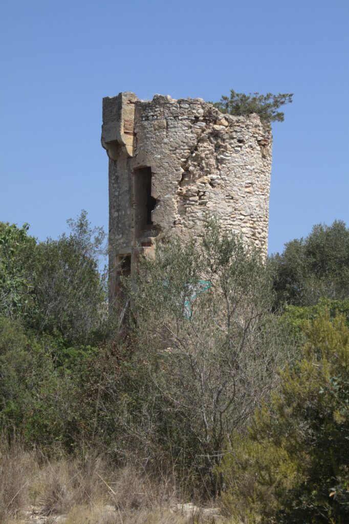 Alte Turm Ruine in der Nähe der Bucht Cala Fonda