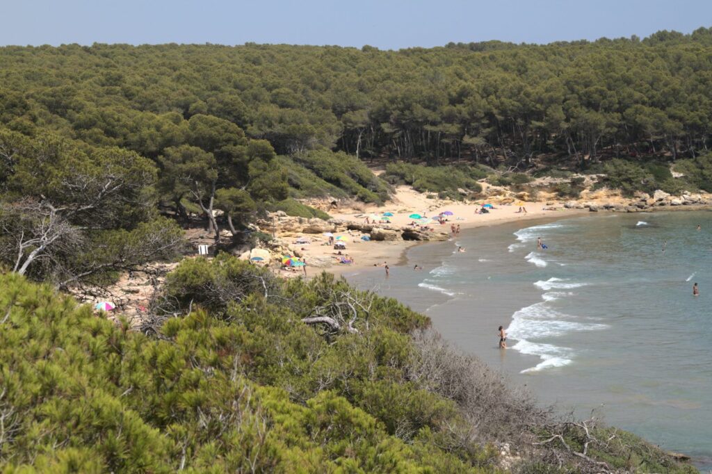 Die Bucht Cala de la Roca Plana in der Nähe von Tarragona